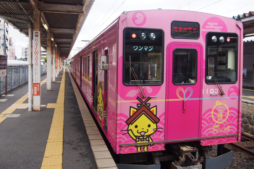 出発前にホームで待機する一畑電車