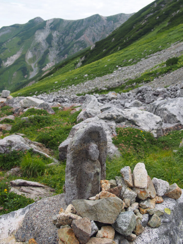 雄大な景色の中にたたずむお地蔵さん