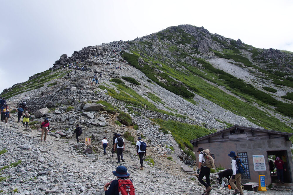 一ノ越山荘から雄山を見上げた景色