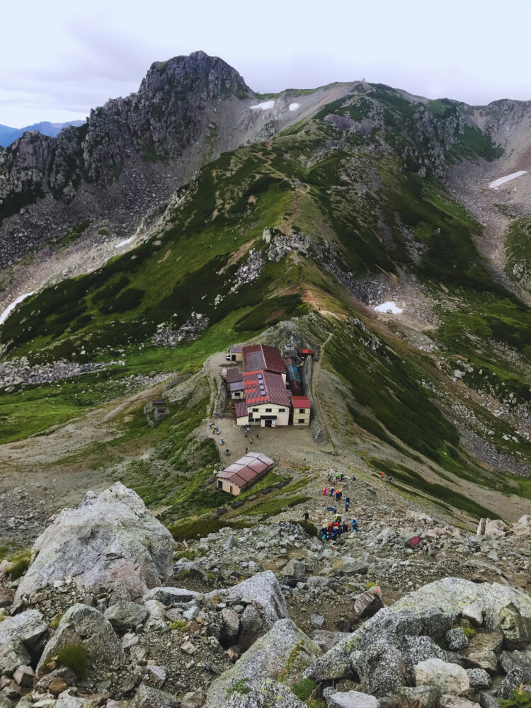 雄山登山途中に一ノ越山荘を見下ろした景色