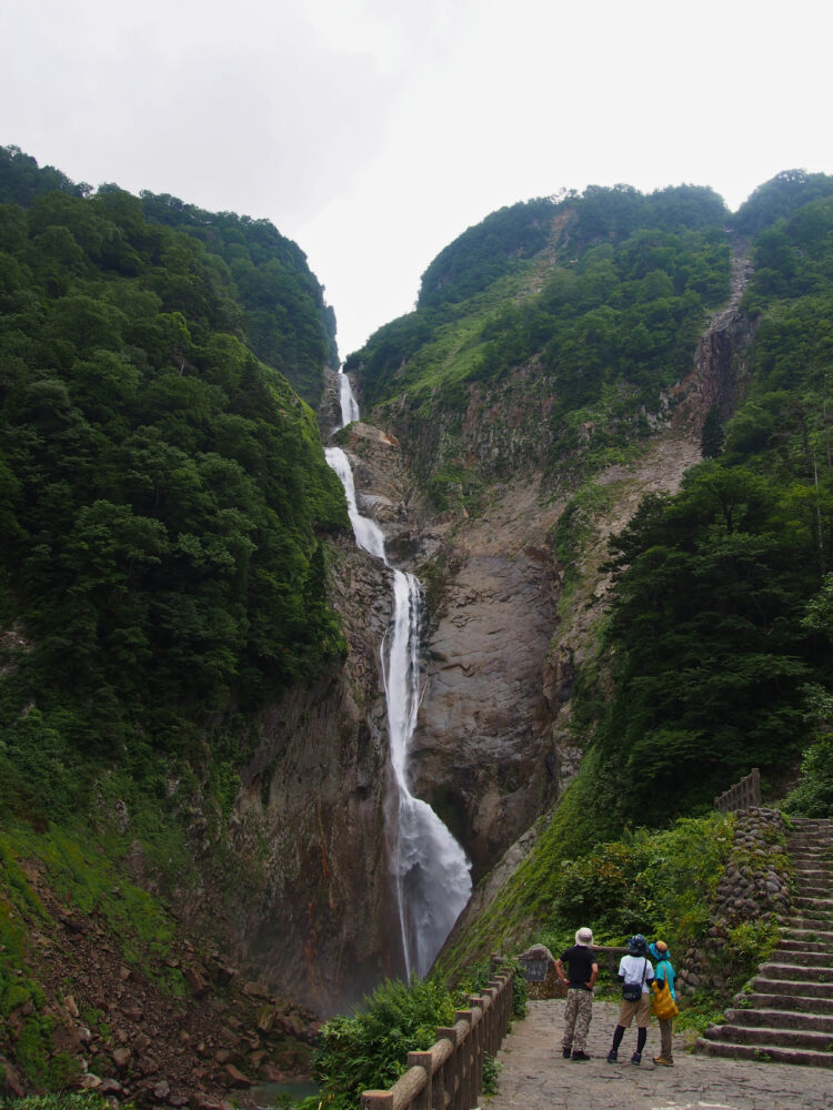滝見大園地から眺めた称名滝