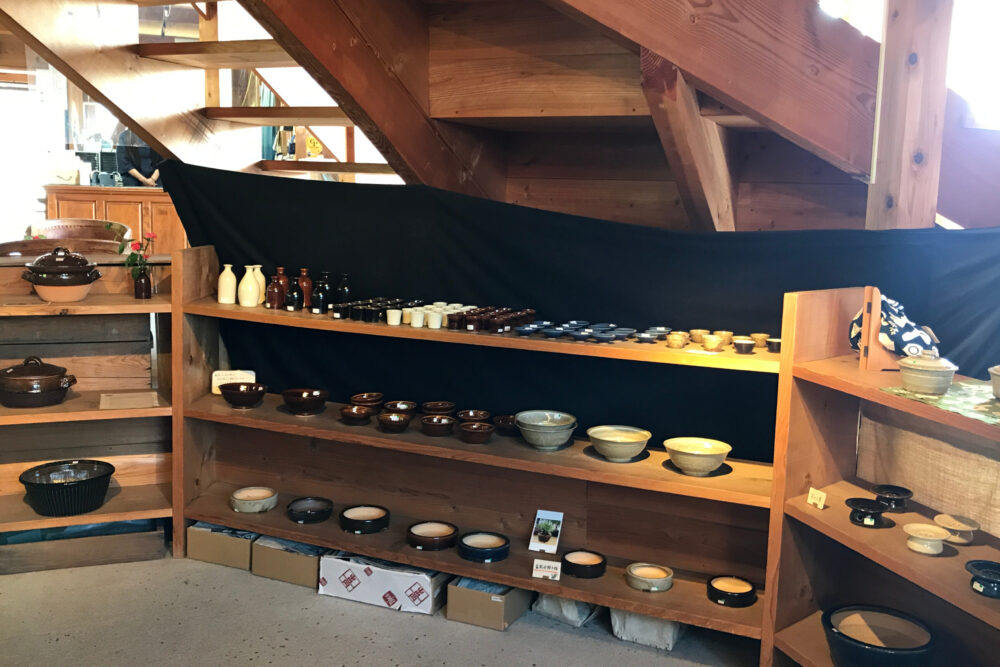 出雲・出西窯の器を展示販売している「くらしの陶・無自性館」の店内
