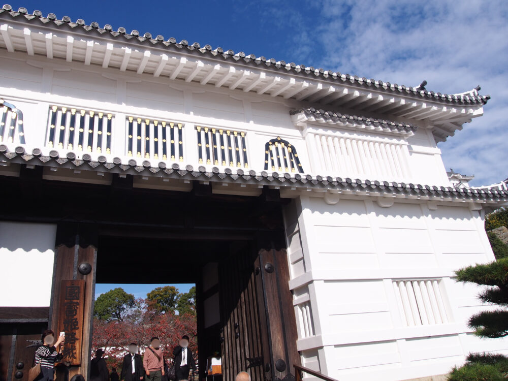 姫路城・菱の門を見上げた様子。白く美しいデザインが青空に映える。