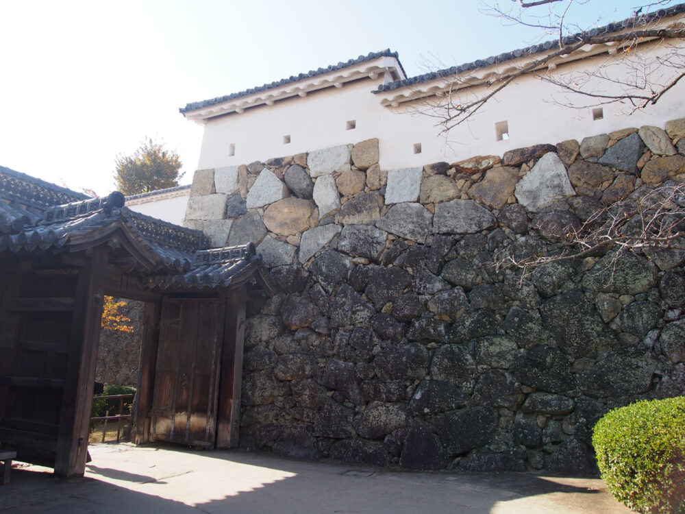 姫路城・いの門。白壁と石垣に囲まれた小さな門をくぐって振り返った景色