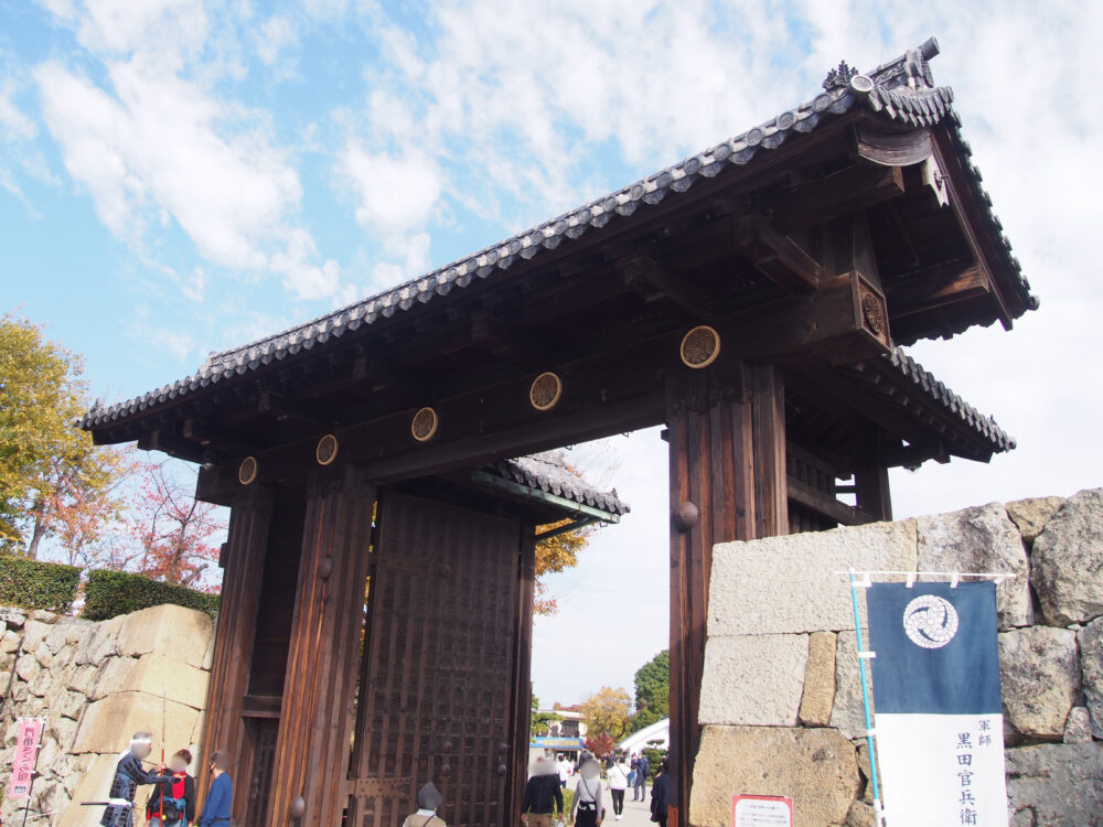 姫路城・大手門（桜門）を見上げた様子。正面入口の堂々とした櫓門。