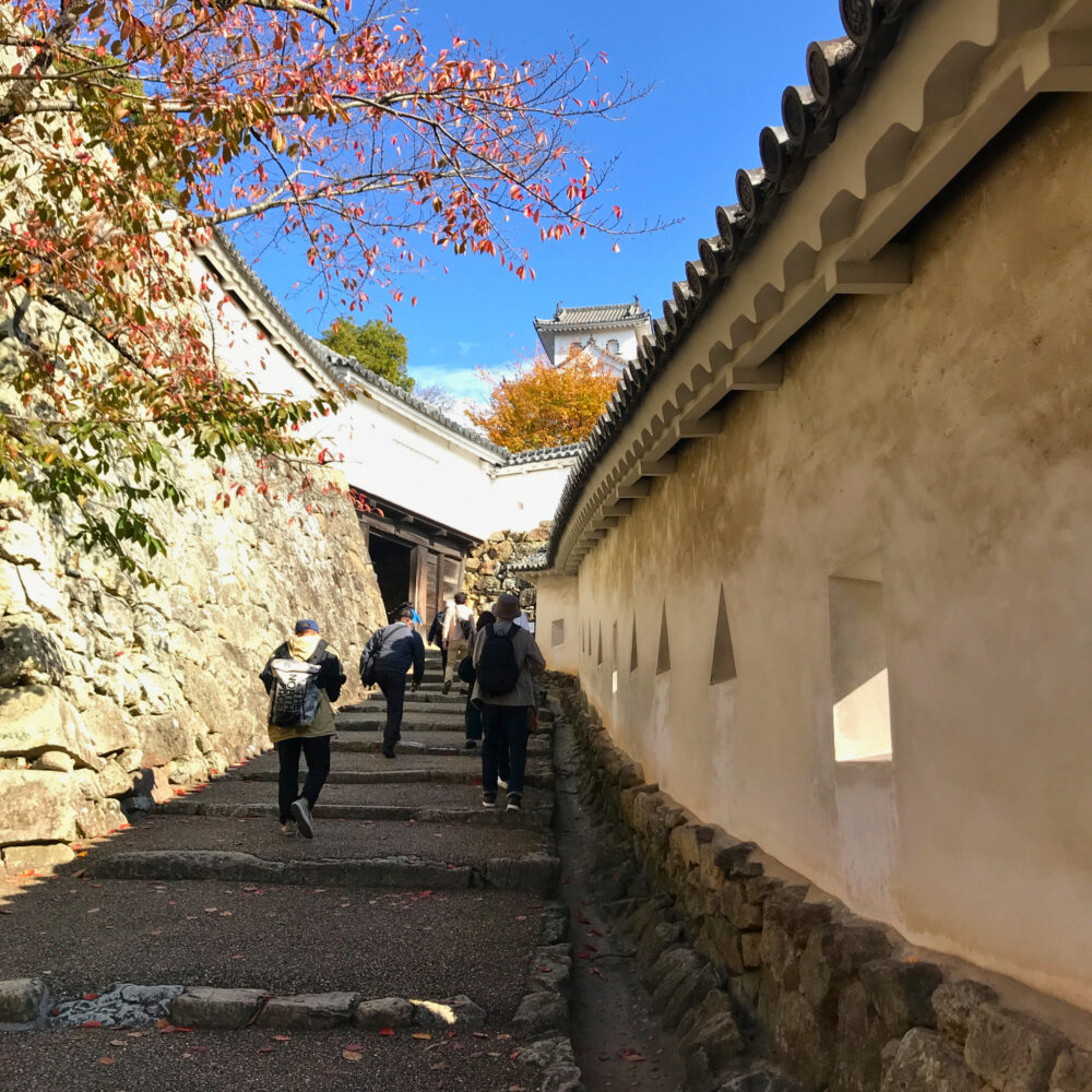 姫路城・はの門へと続く将軍坂。坂の向こうに小天守が見える。