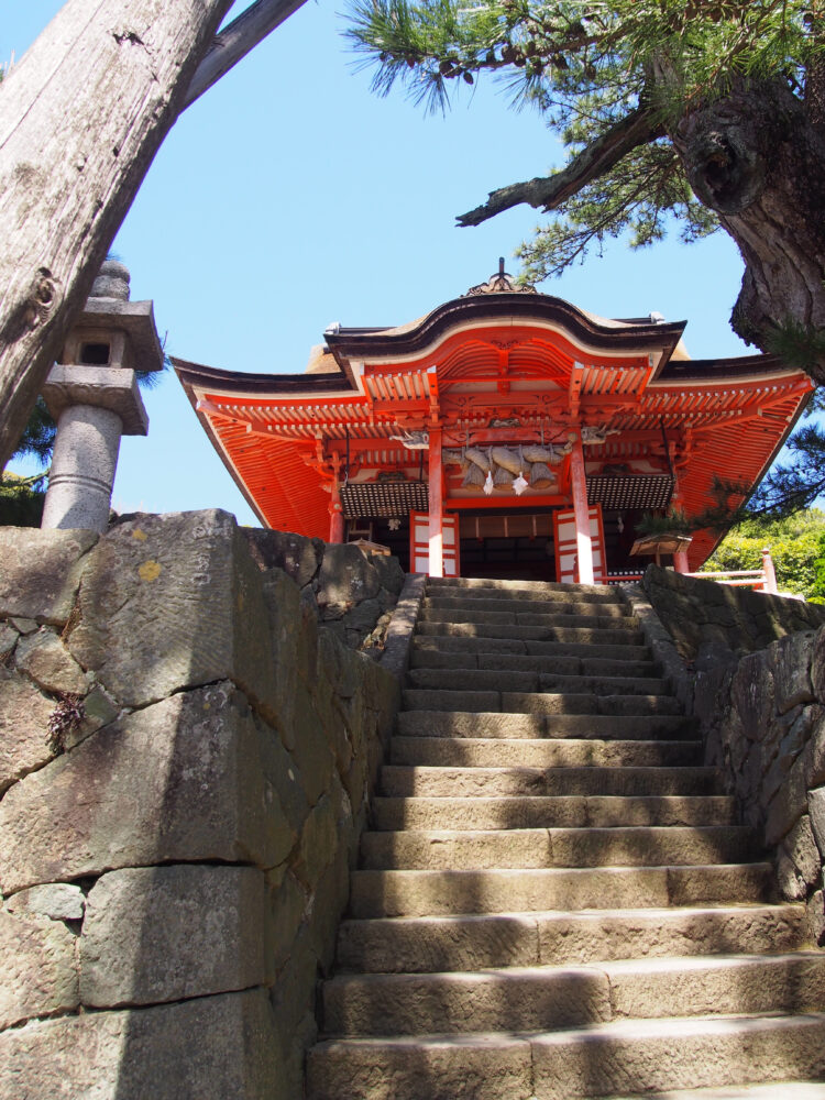 出雲・日御碕神社の上の宮（神の宮）。階段下から見上げた様子。