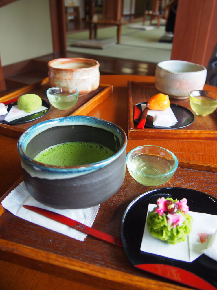 喫茶ちはるの和菓子と抹茶