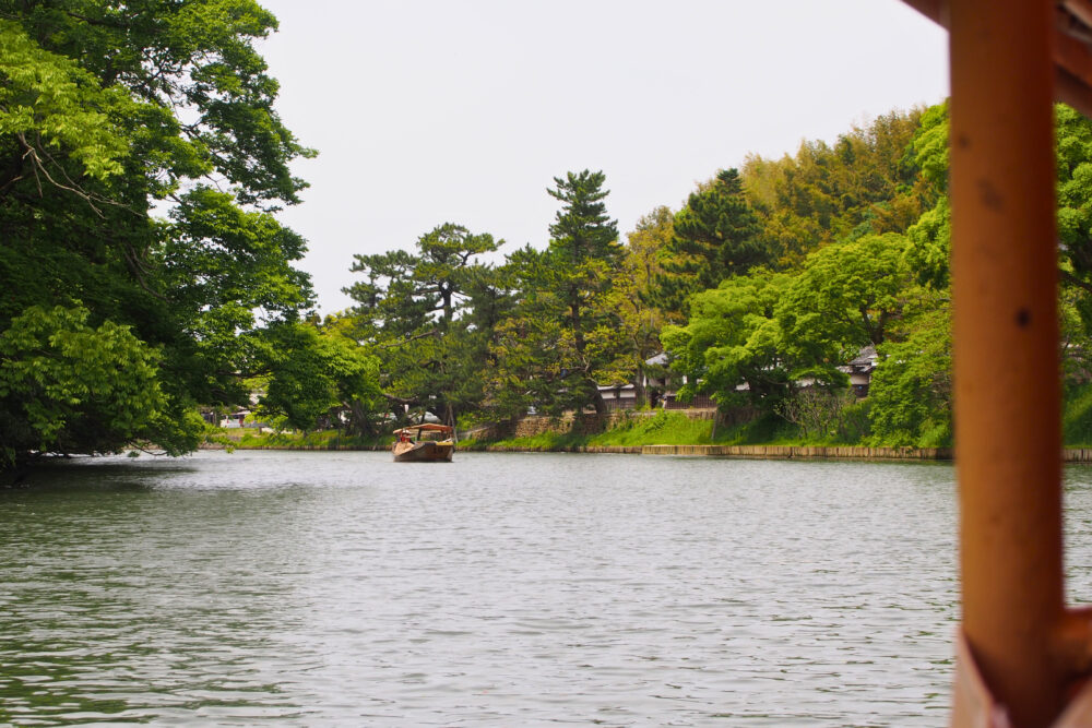 ぐるっと松江堀川めぐり・正面から近づいてくる他の遊覧船