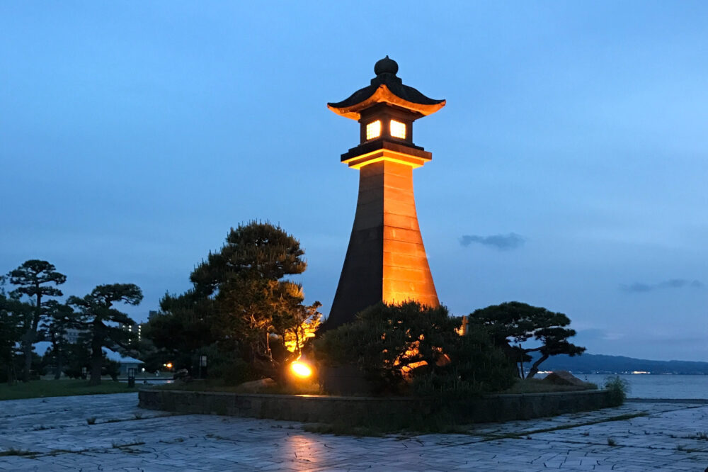 宍道湖・夜の青柳楼の大燈籠