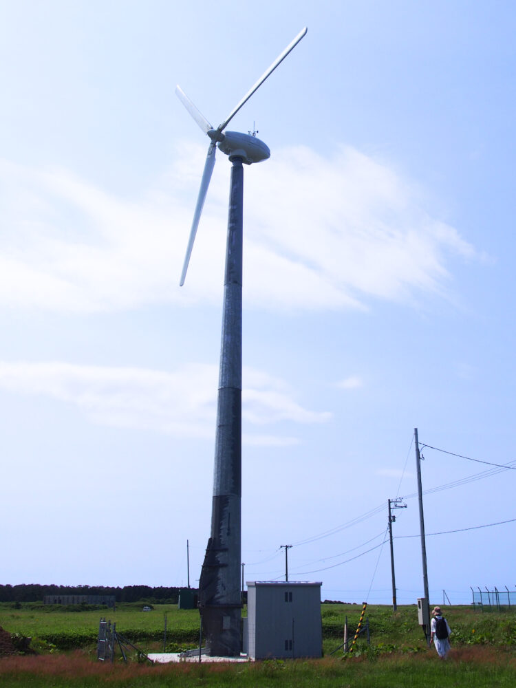 落石岬入口付近の風車