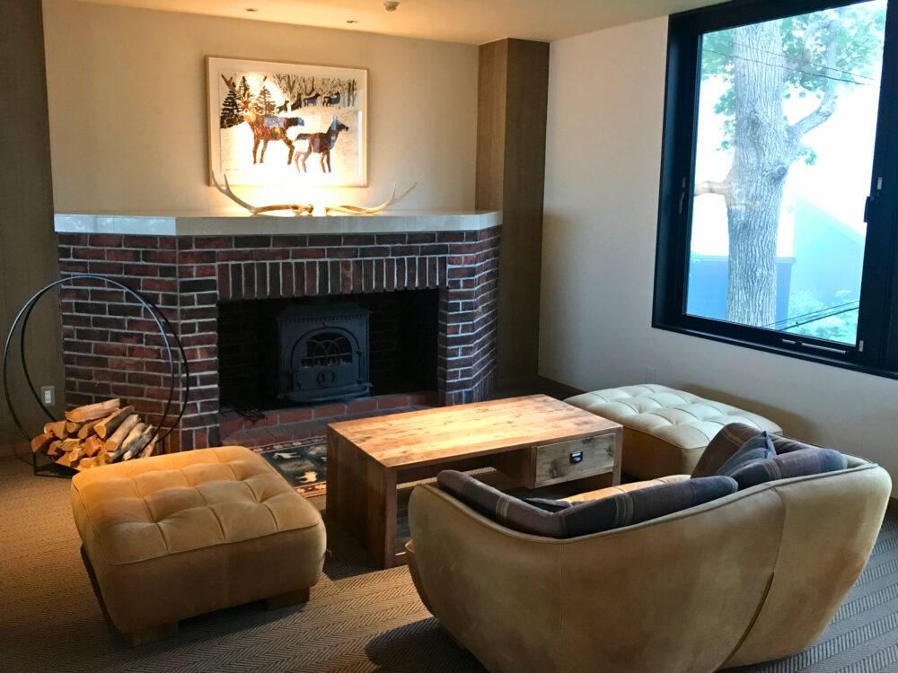 知床夕陽のあたる家ONSEN HOTELのおしゃれな共有スペース