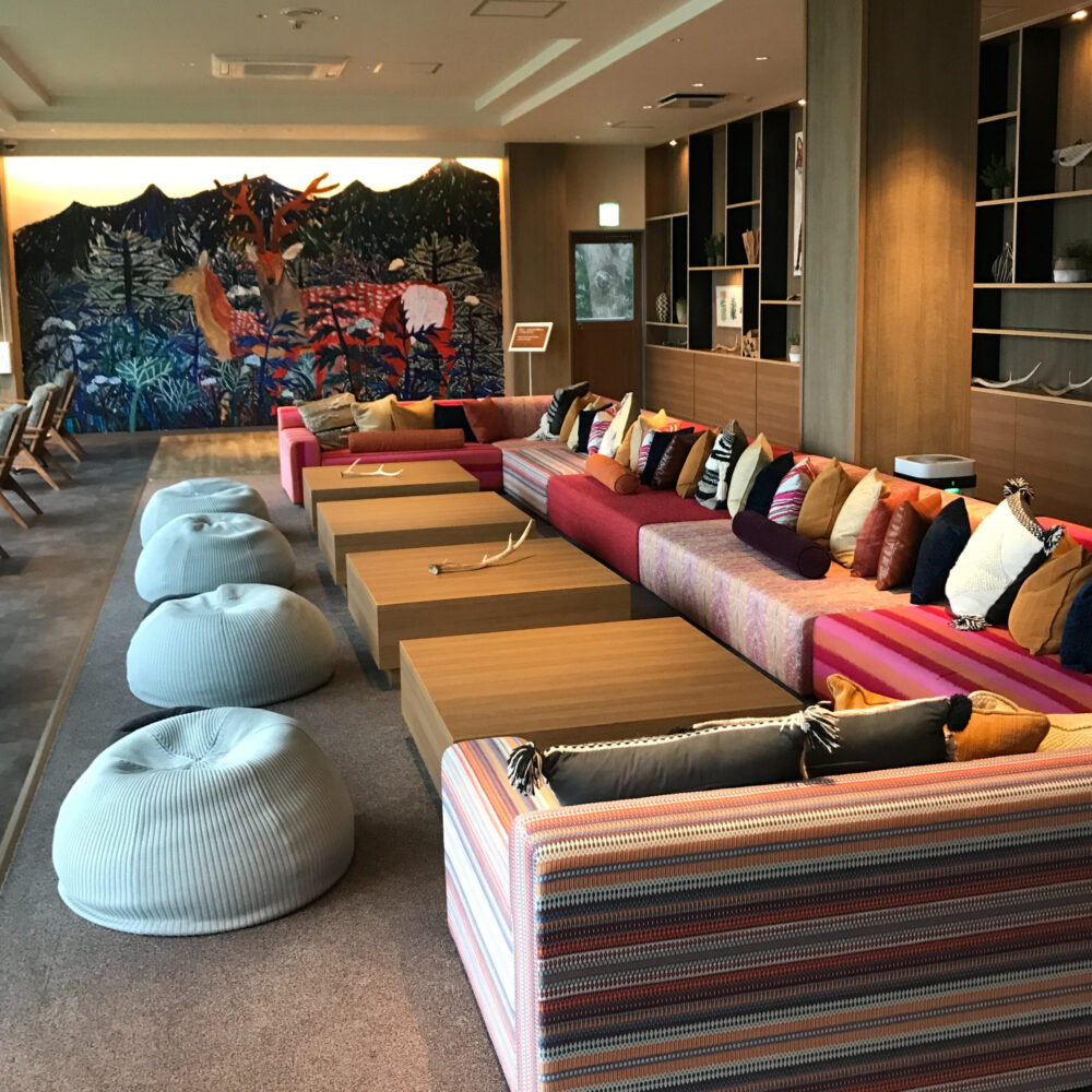 知床夕陽のあたる家ONSEN HOTELのおしゃれな共有スペース