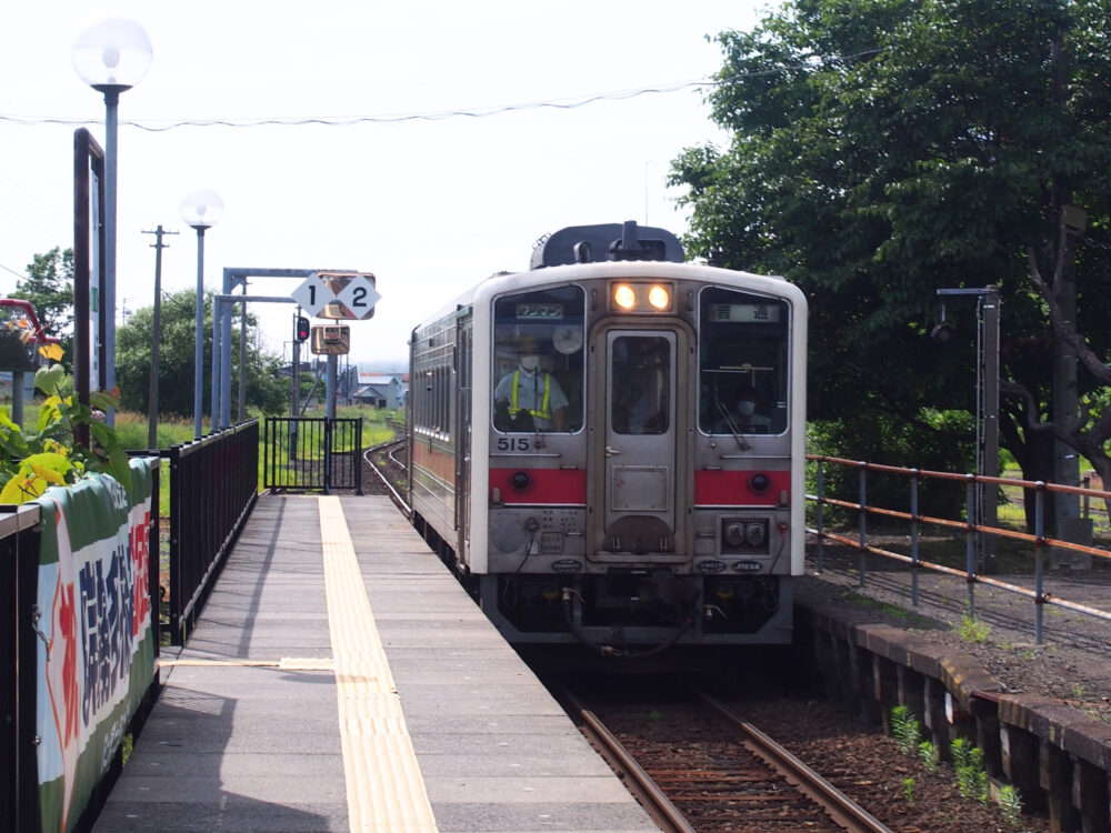 厚岸のホームに花咲線の電車が到着したところ