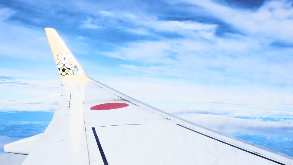 釧路空港に向かう飛行機の中から撮った空と左翼