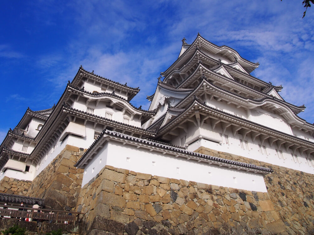 姫路城・備前丸から見上げた大迫力の大天守と小天守