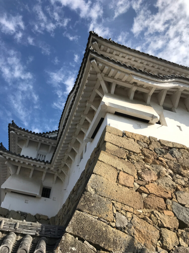 姫路城・乾小天守の石落としを下から見上げた様子