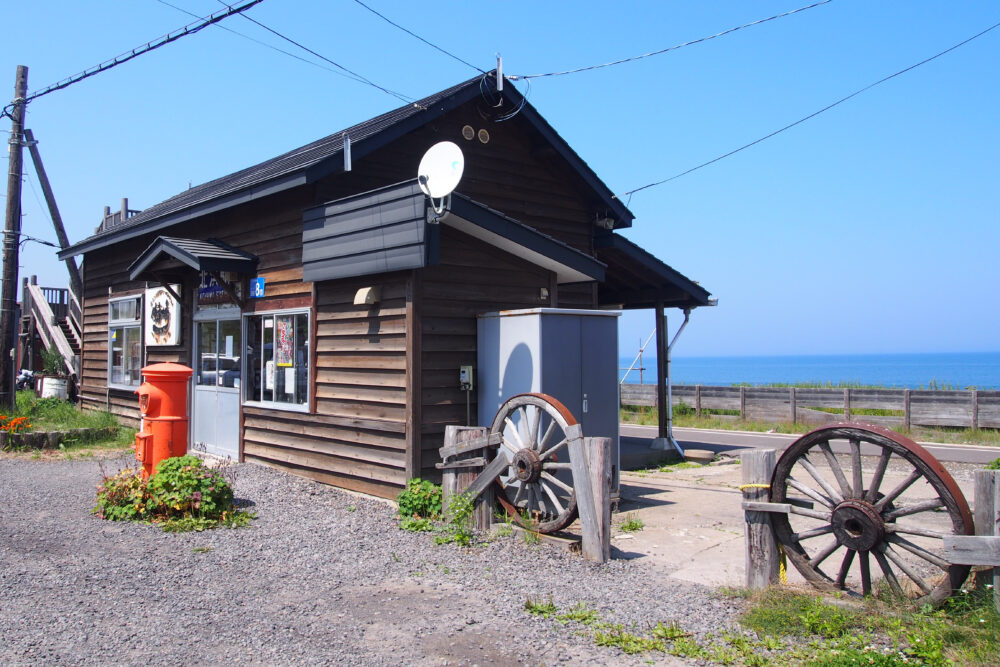 北浜駅・停車場の駅舎の外観。背景にオホーツク海が広がっている。