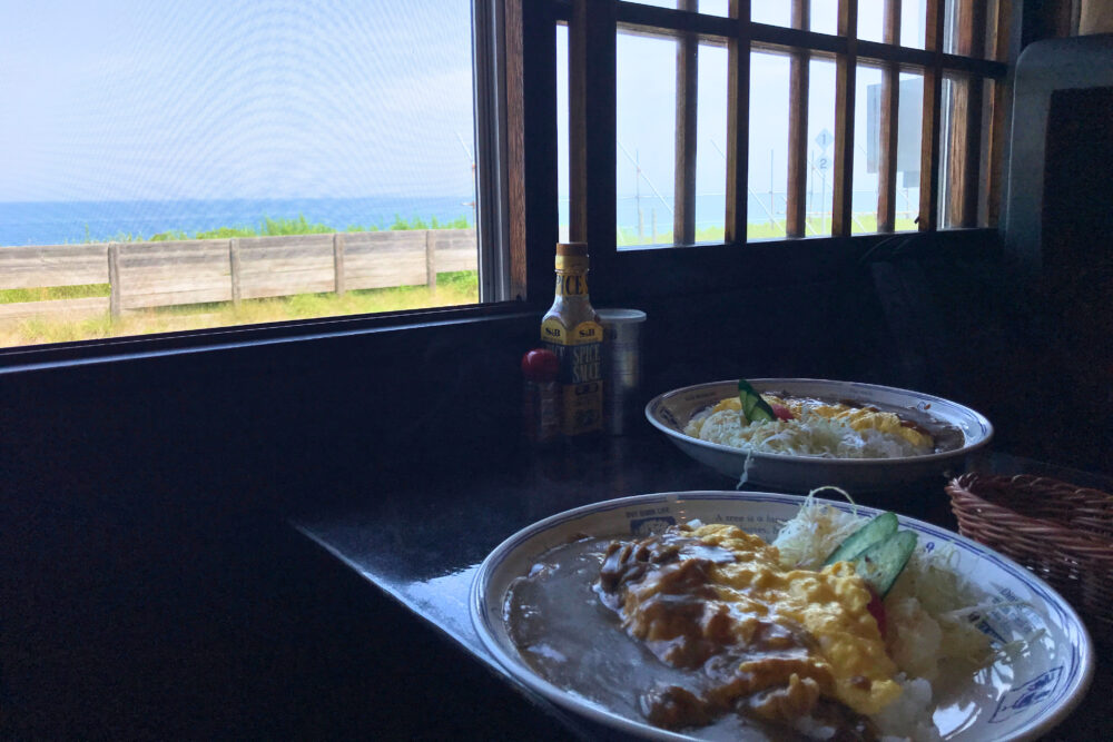 北浜駅・停車場のオムカレープレートと窓から見えるオホーツク海の景色。
