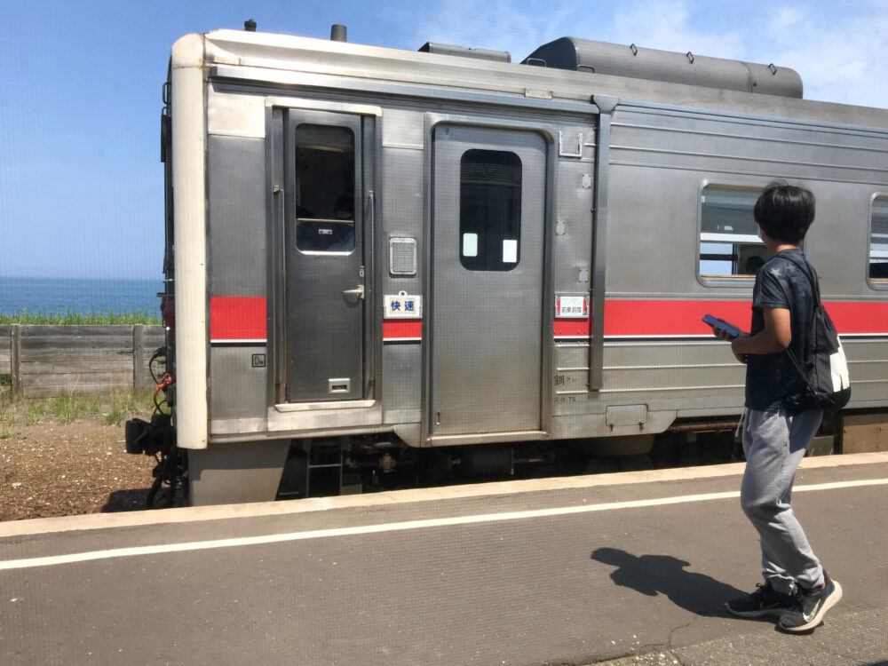 北浜駅にちょうど電車が到着した様子。