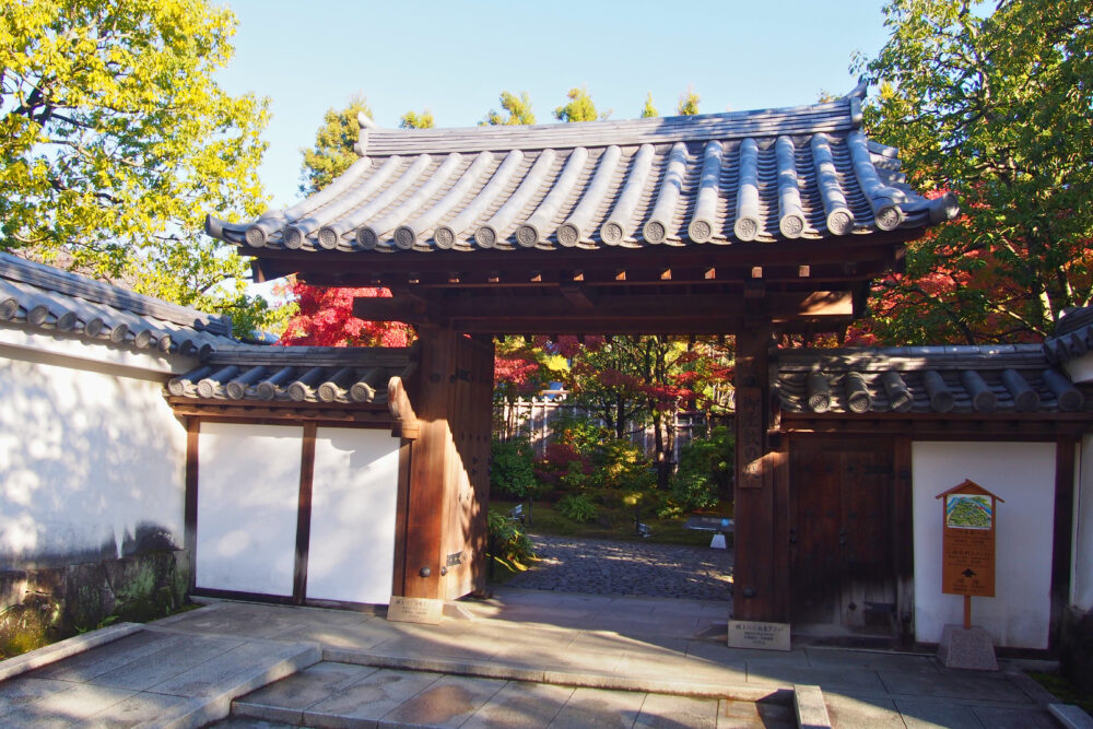 好古園。「御屋敷の庭」に入る門。
