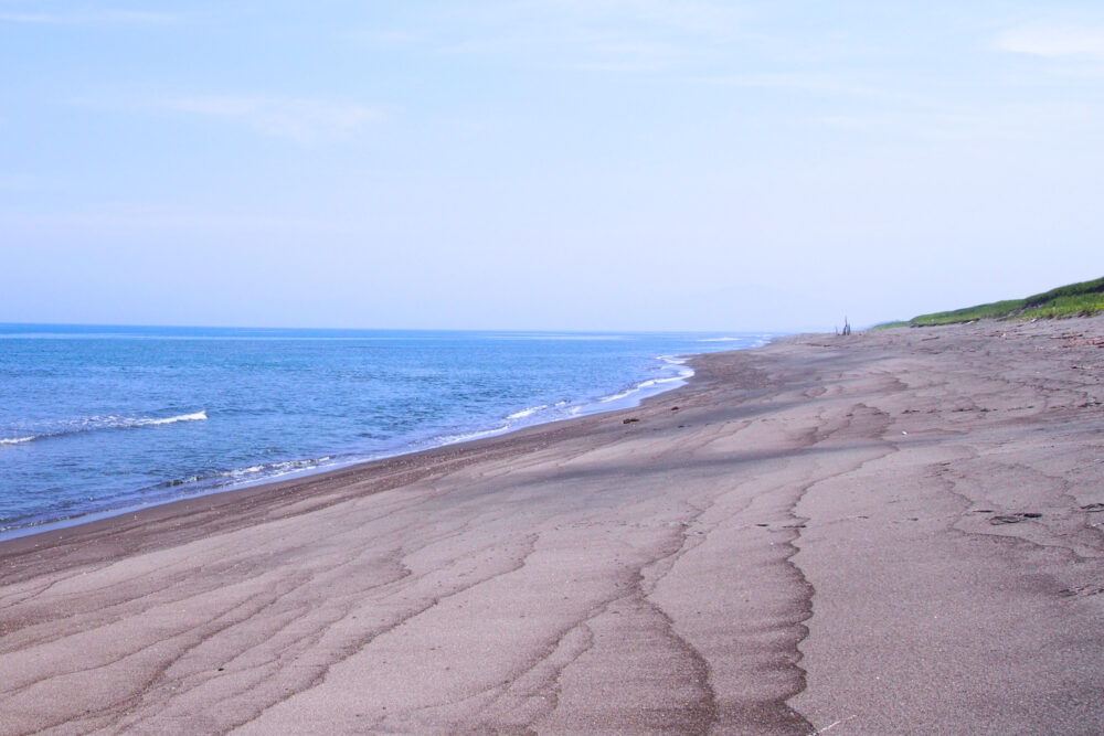 鳴り砂浜とオホーツク海。