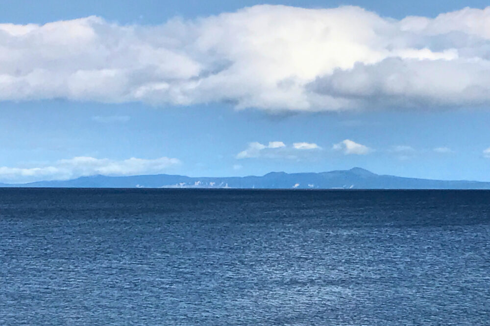 峯浜パーキングから眺めた国後島