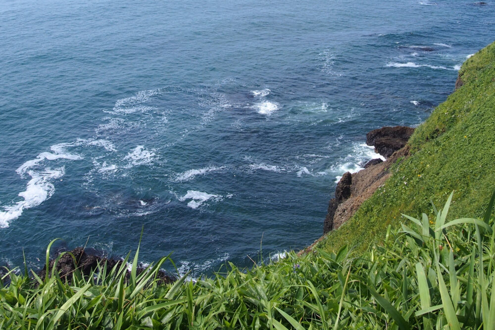 落石岬灯台付近の海と断崖