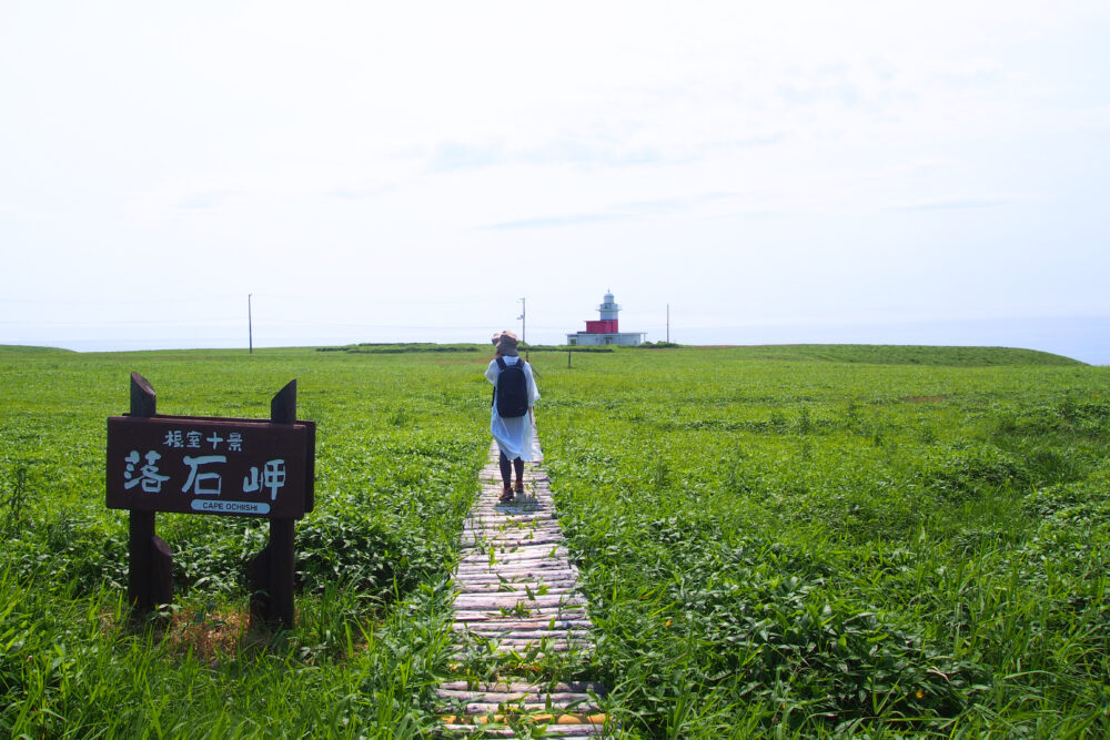 落石岬の草原と落石岬の看板