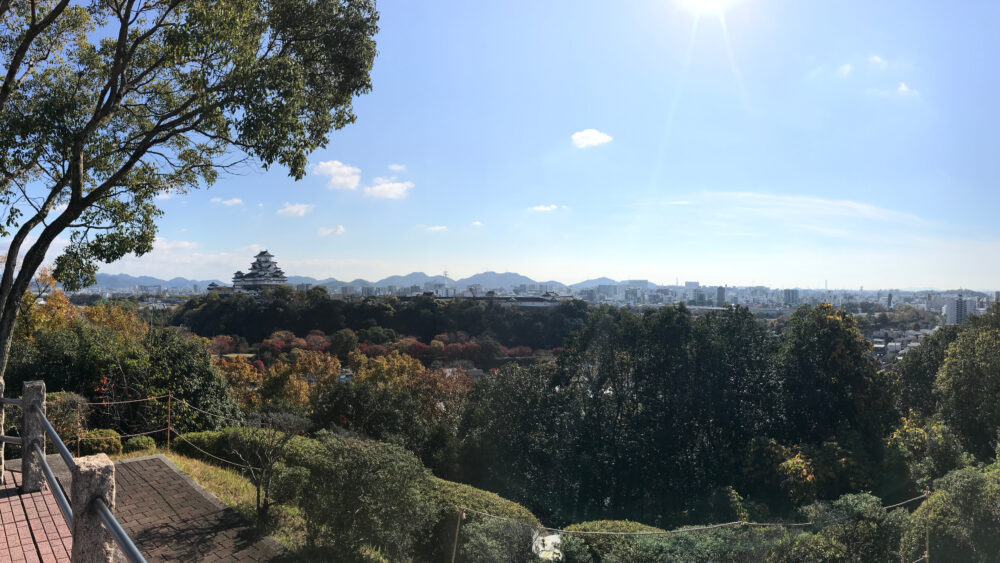 頂上の男山配水公園から眺めた姫路城と姫路の街並み。