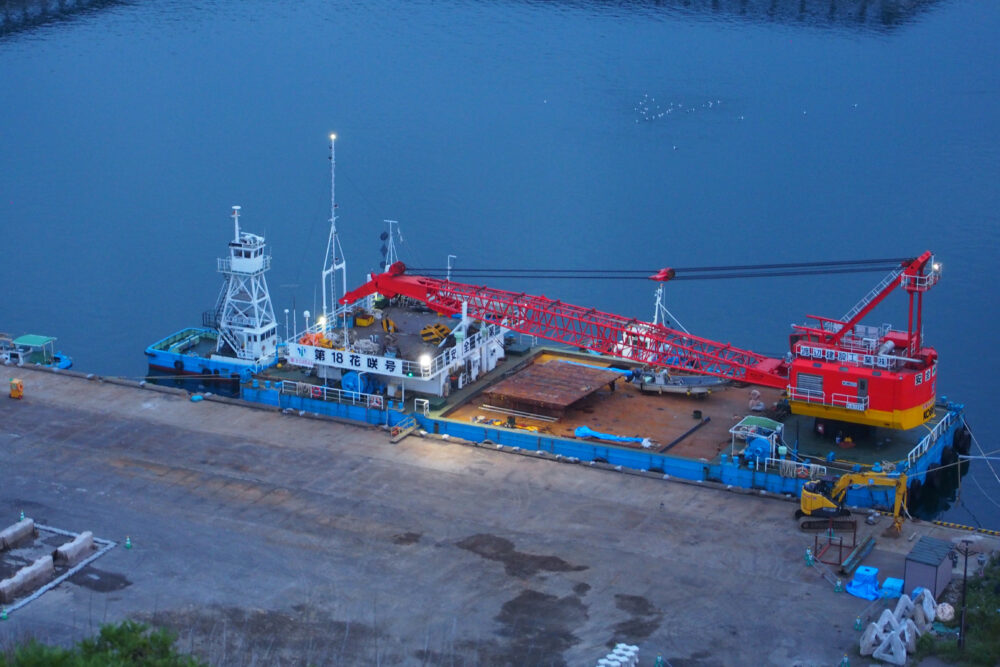 ウトロ港に停泊している船