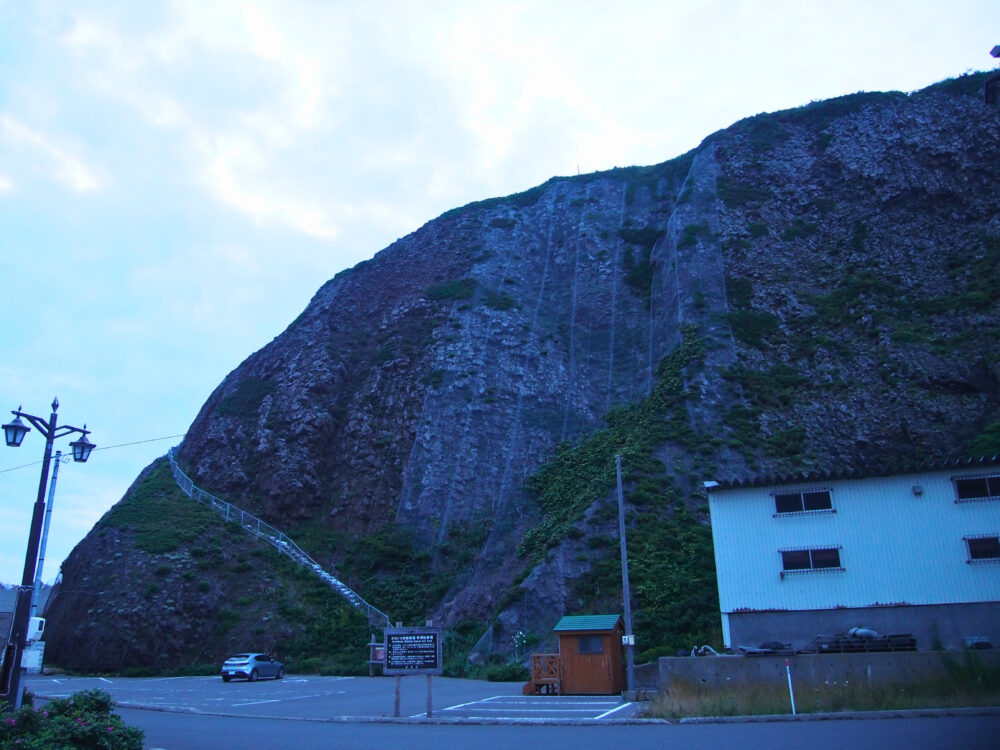 オロンコ岩を少し遠くからみた様子。巨大さがあらためてわかる。
