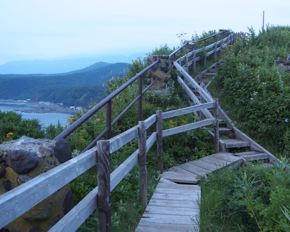 オロンコ岩頂上を散策している様子。