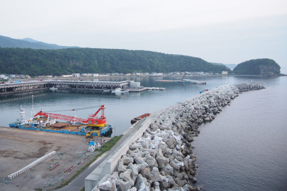 オロンコ岩。階段を登る途中でみたウトロ港の景色。