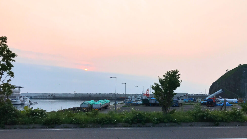 知床ノーブルホテルの前から眺めた夕日。