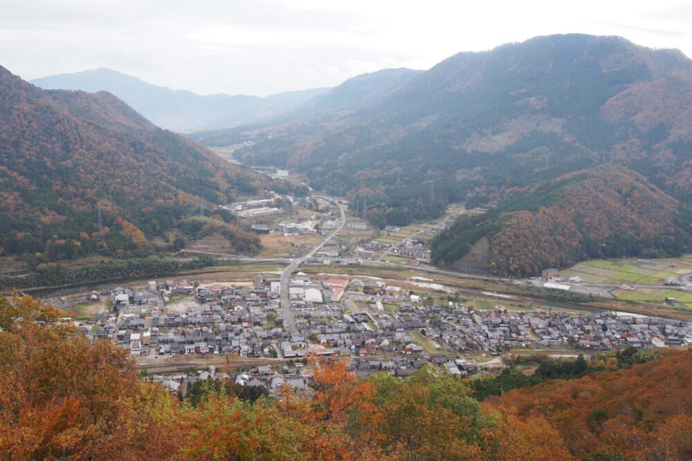 竹田城跡の二の丸跡から眺めた竹田駅方面の景色