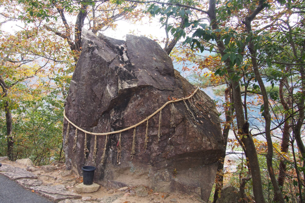 南登山道の途中にあった落ちない岩
