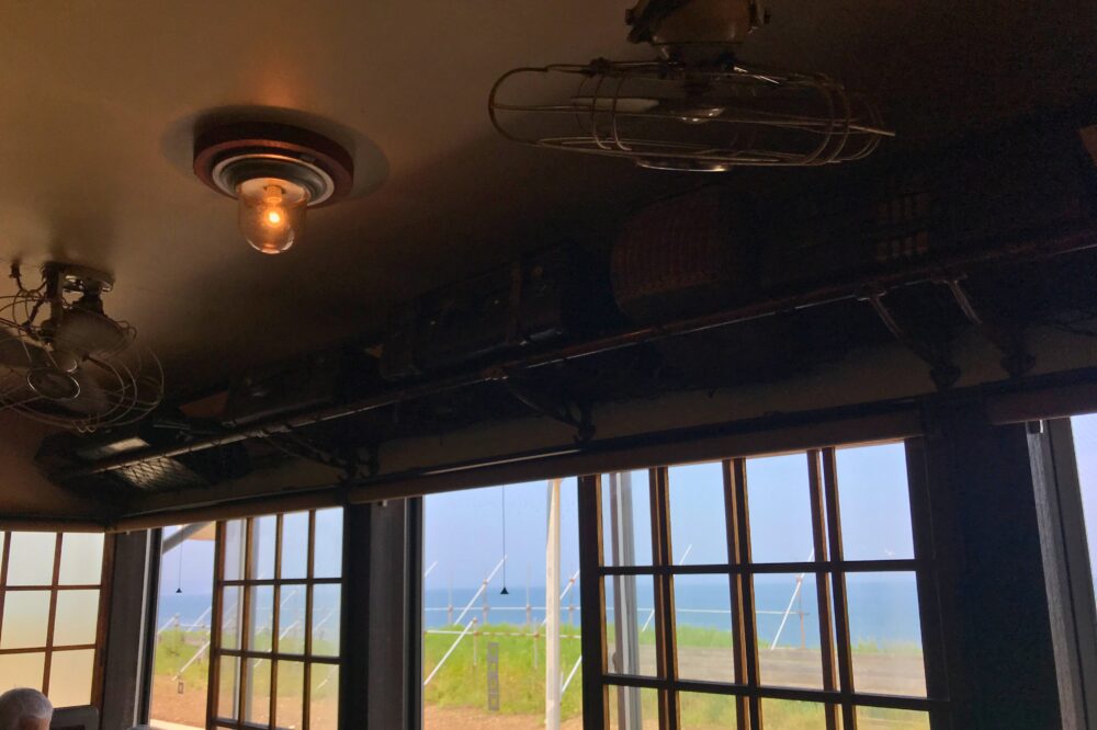 北浜駅・停車場の駅舎の店内の様子。