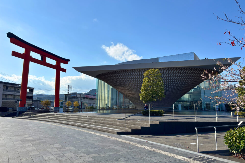 一之鳥居と富士山世界遺産センターの建物