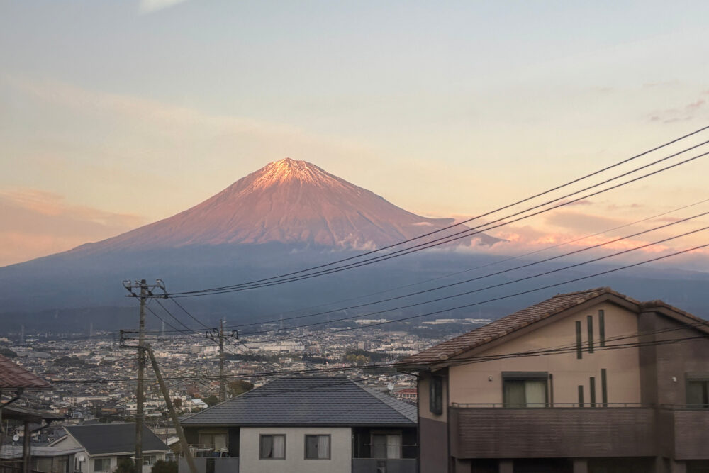 夕焼けに染まった富士山