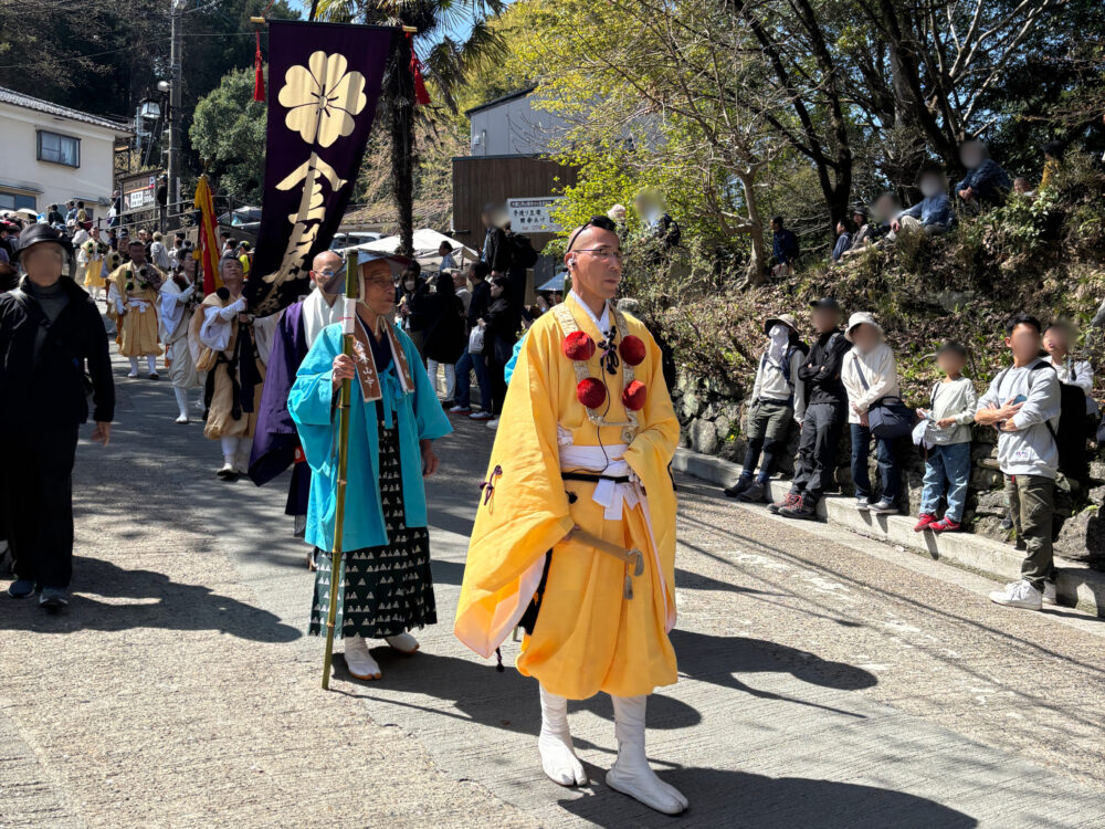 山伏の姿をした大名行列
