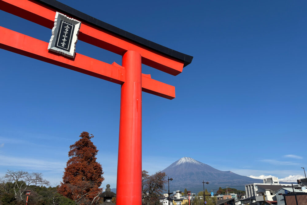 富士山を背景にそびえ立つ二之鳥居