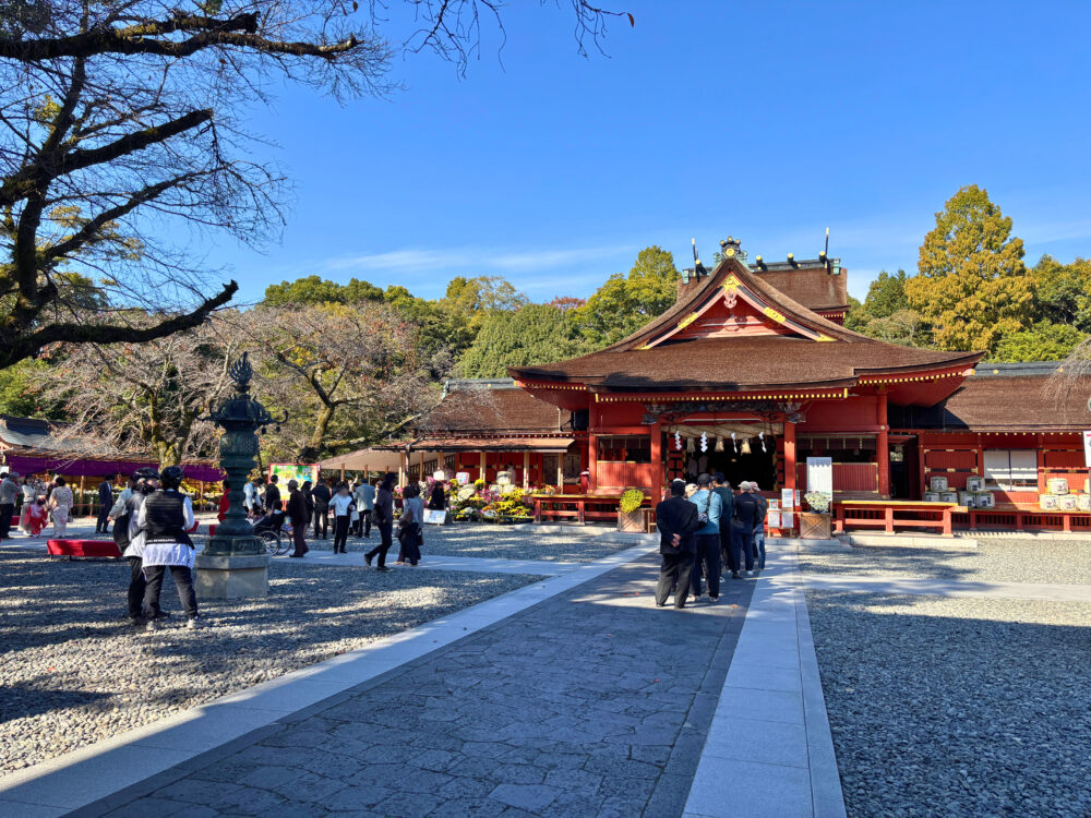 拝殿に参拝のため並ぶ人々の様子