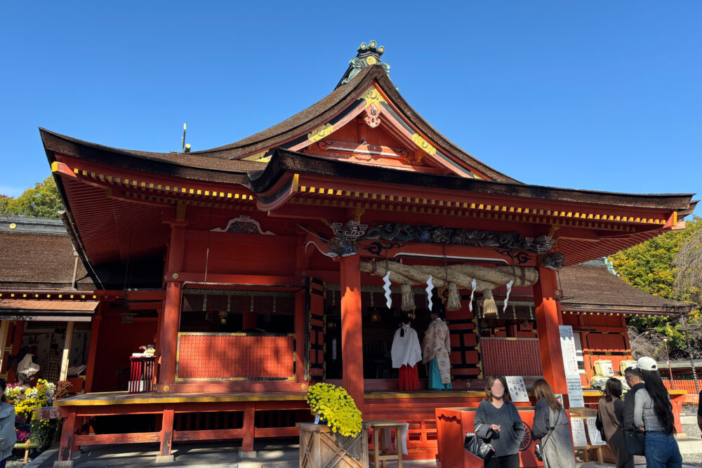 拝殿を間近で撮ったもの。