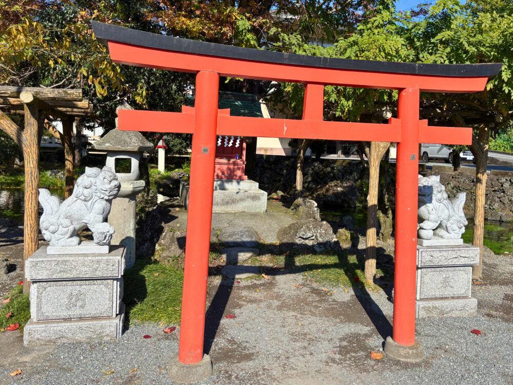 厳島神社の鳥居と狛犬