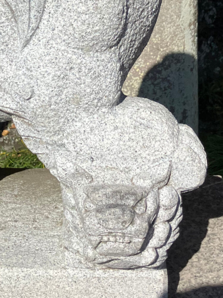 狛犬の足元をさらにアップした写真