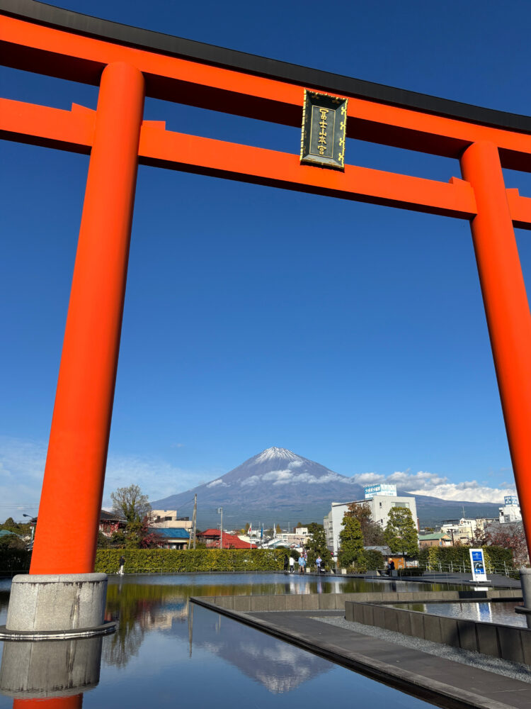 富士山を背景にしてそびえ立つ一之鳥居