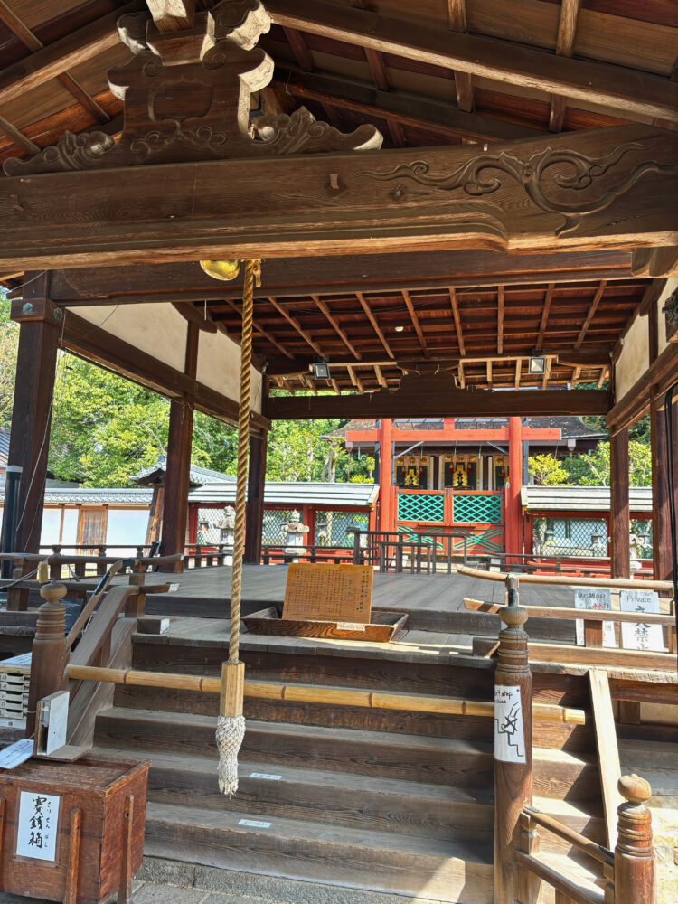 氷室神社・拝殿。
奥に本殿が見える。