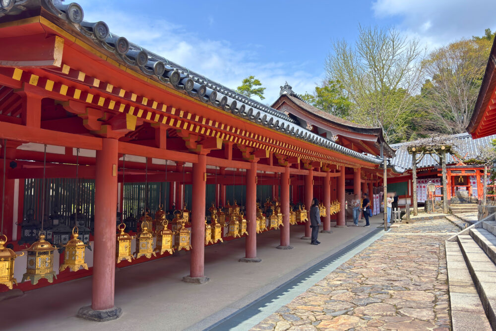 春日大社・大宮・西回廊を内側から見た様子