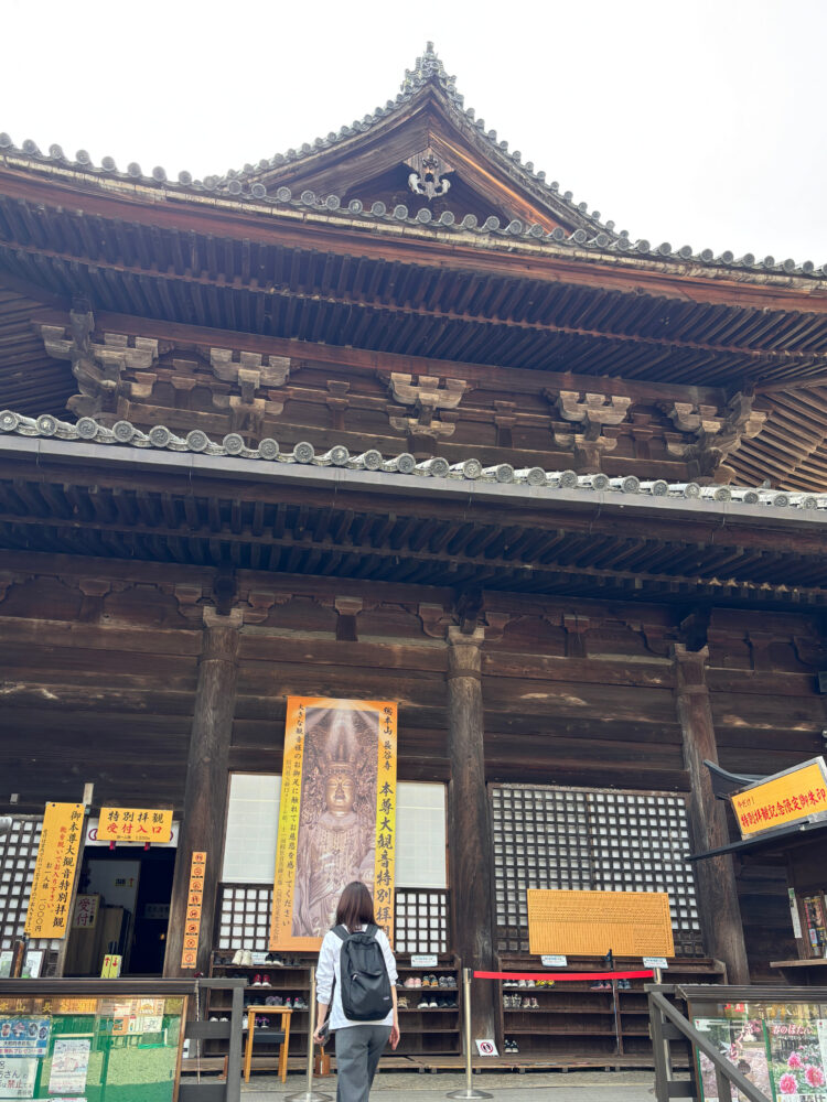 本堂の入口。御本尊の十一面観世音菩薩の特別拝観が行われていた